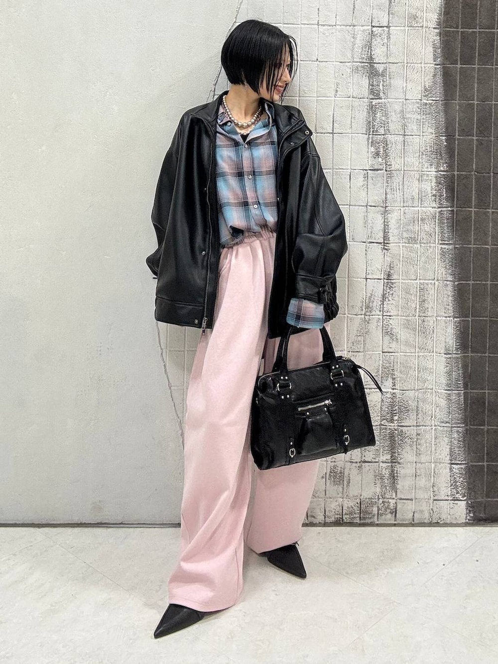 ブルー系のシャツ/ブラウス、ブラック系のボストンバッグ、ブラック系のパンプスを着用したレディースの冬コーディネートの9枚目の写真