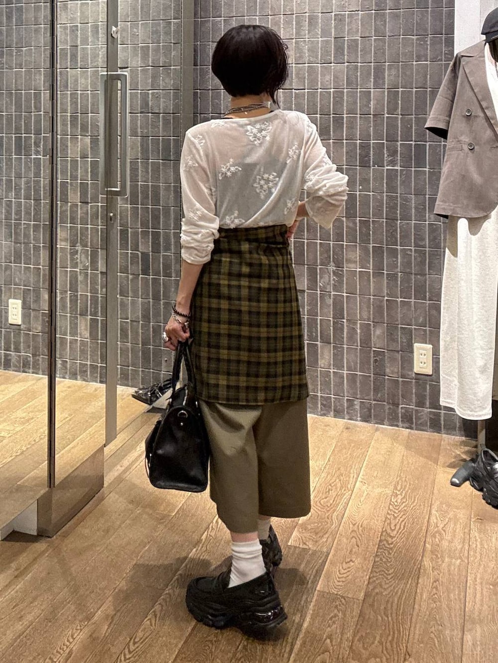 イエロー系のシャツ/ブラウス、ホワイト系のTシャツ/カットソー、ベージュ系のその他パンツを着用したレディースの秋コーディネートの6枚目の写真