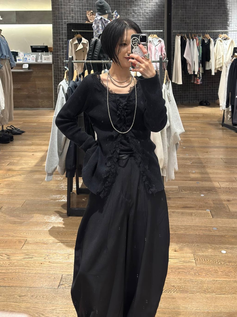 ブラック系のローファー、ブラック系のカーディガン/ボレロ、ブラック系のスラックスを着用したレディースの春コーディネートの4枚目の写真