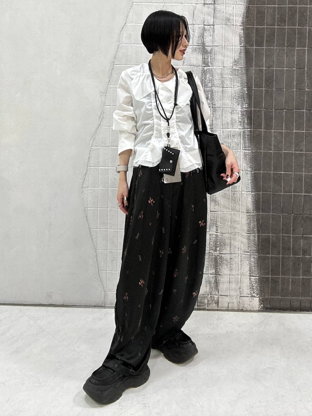 ブラック系のローファー、ブラック系のトートバッグ、ブラック系のその他パンツを着用したレディースの春コーディネートの2枚目の写真