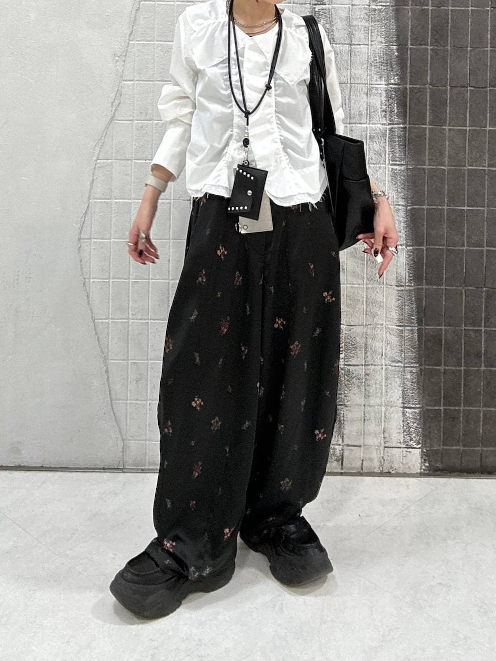 ブラック系のローファー、ブラック系のトートバッグ、ブラック系のその他パンツを着用したレディースの春コーディネートの8枚目の写真