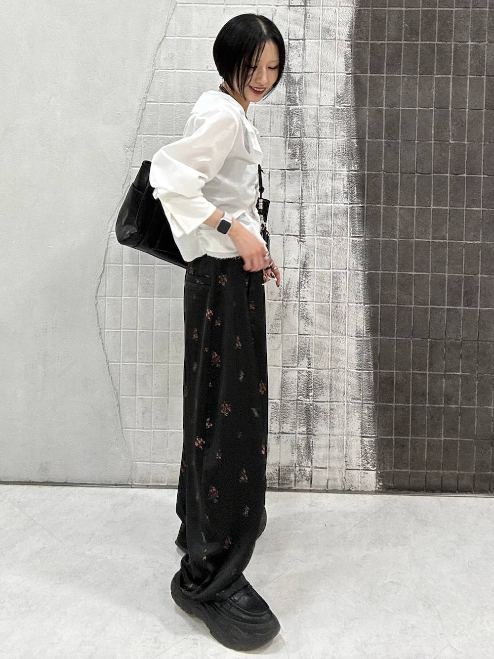 ブラック系のローファー、ブラック系のトートバッグ、ブラック系のその他パンツを着用したレディースの春コーディネートの5枚目の写真