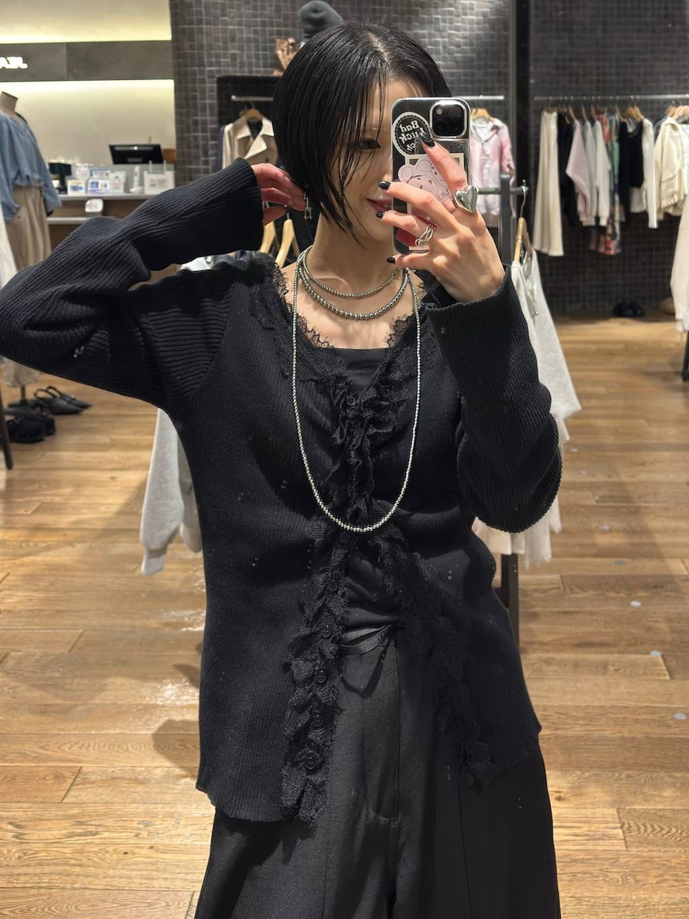 ブラック系のローファー、ブラック系のカーディガン/ボレロ、ブラック系のスラックスを着用したレディースの春コーディネートの3枚目の写真