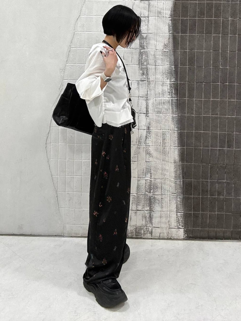 ブラック系のローファー、ブラック系のトートバッグ、ブラック系のその他パンツを着用したレディースの春コーディネートの6枚目の写真