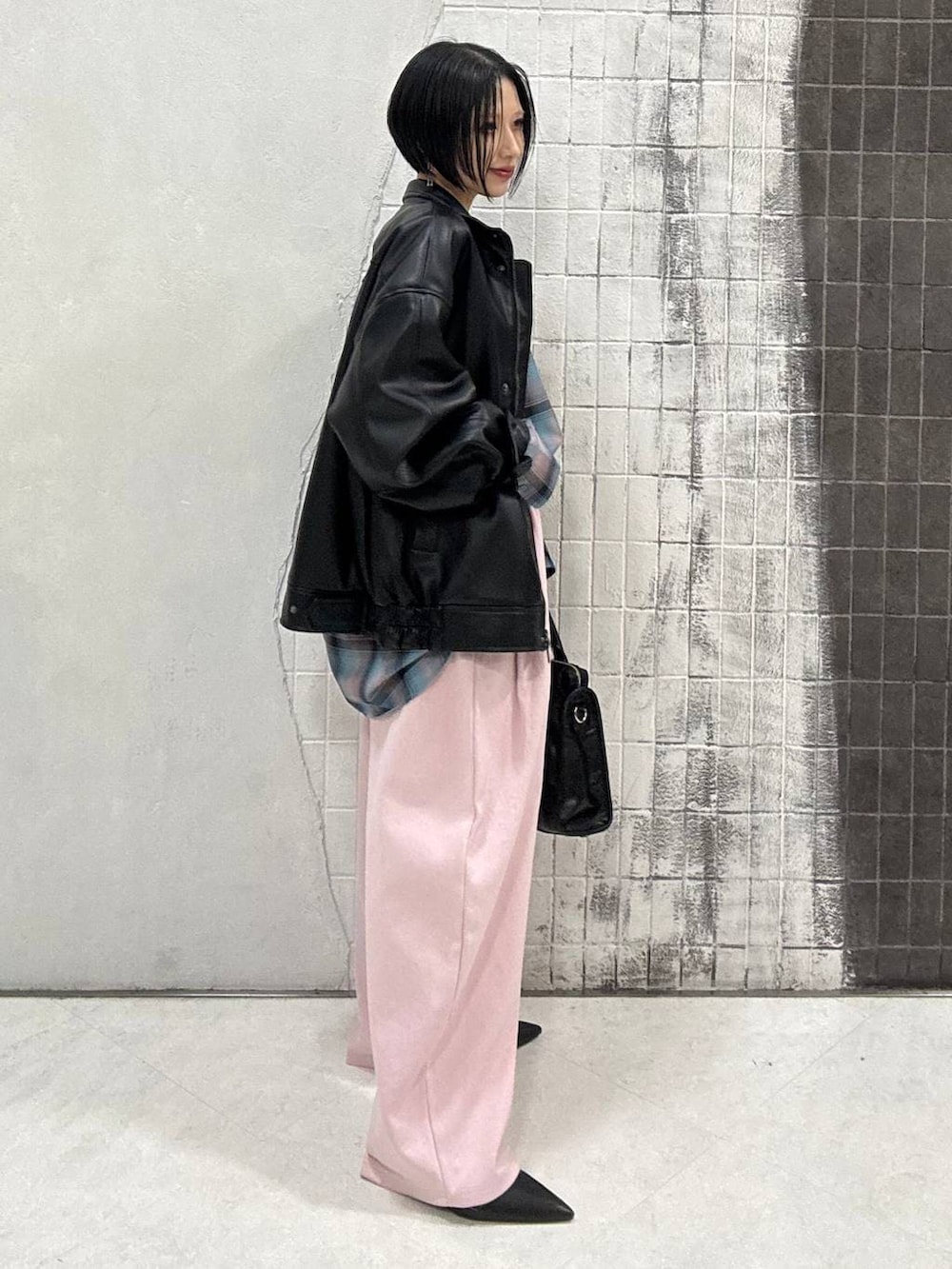 ブルー系のシャツ/ブラウス、ブラック系のボストンバッグ、ブラック系のパンプスを着用したレディースの冬コーディネートの8枚目の写真