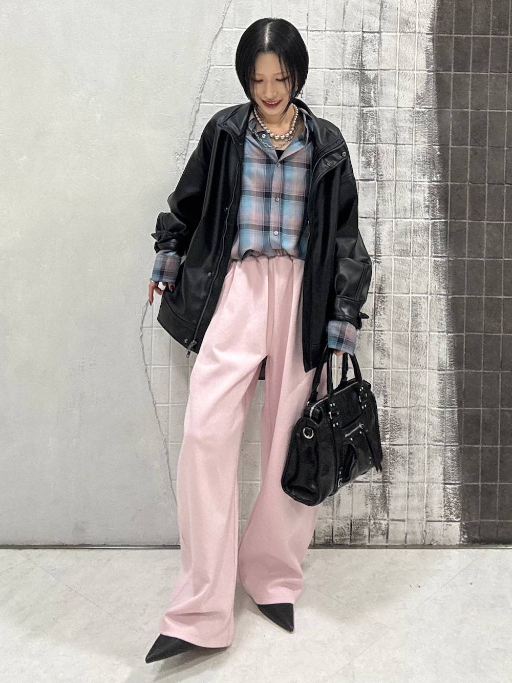 ブルー系のシャツ/ブラウス、ブラック系のボストンバッグ、ブラック系のパンプスを着用したレディースの冬コーディネートの3枚目の写真