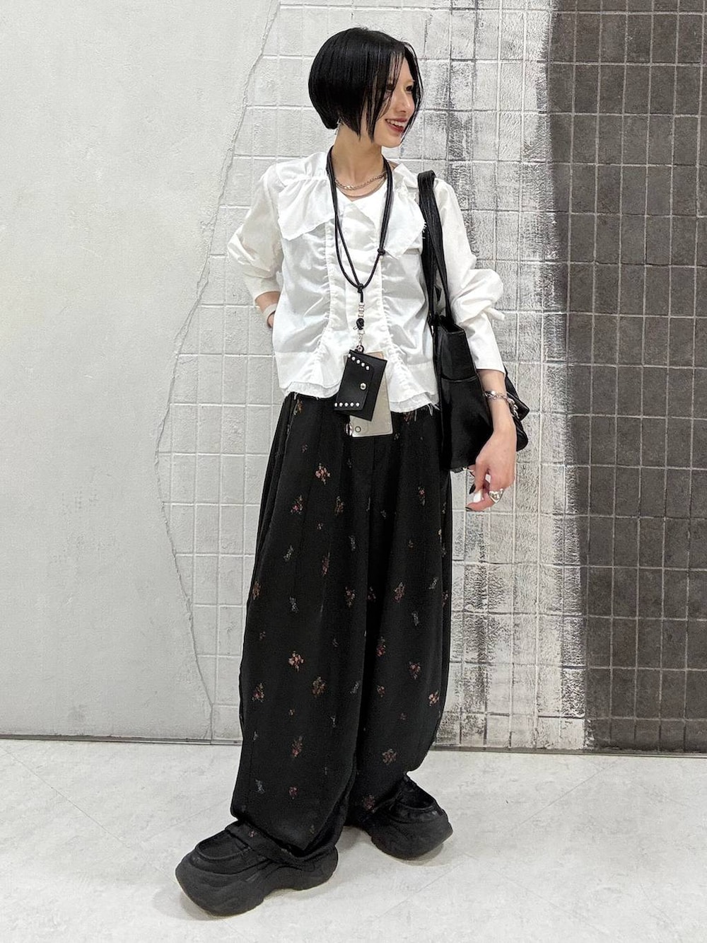 ブラック系のローファー、ブラック系のトートバッグ、ブラック系のその他パンツを着用したレディースの春コーディネートの4枚目の写真