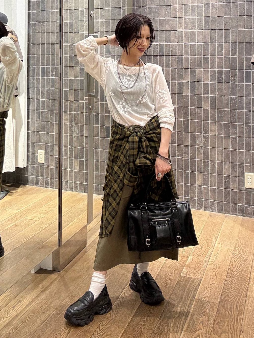 イエロー系のシャツ/ブラウス、ホワイト系のTシャツ/カットソー、ベージュ系のその他パンツを着用したレディースの秋コーディネートの3枚目の写真