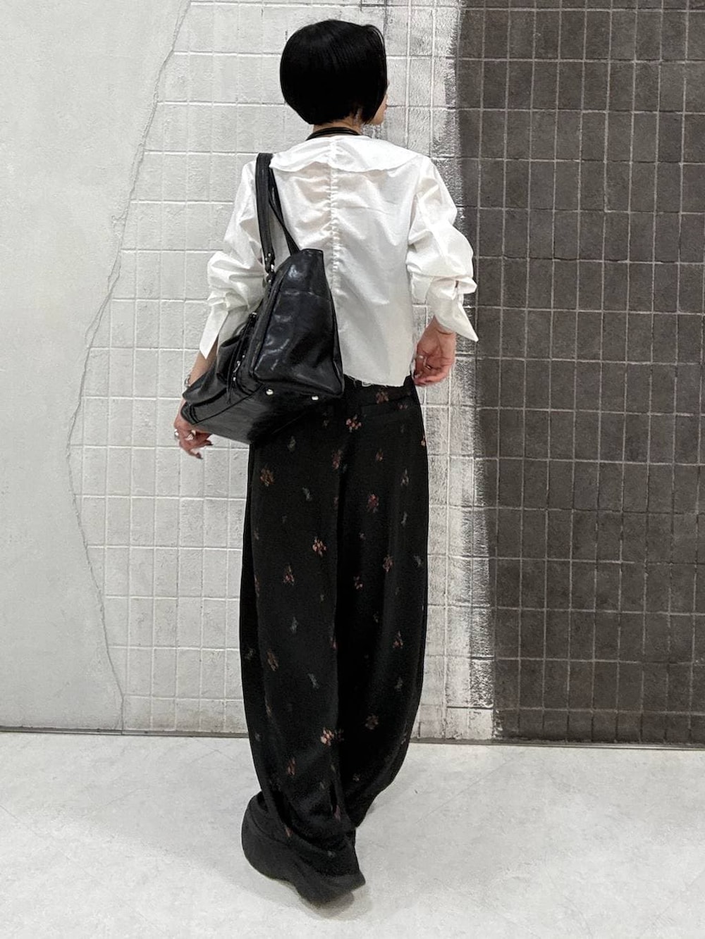 ブラック系のローファー、ブラック系のトートバッグ、ブラック系のその他パンツを着用したレディースの春コーディネートの7枚目の写真