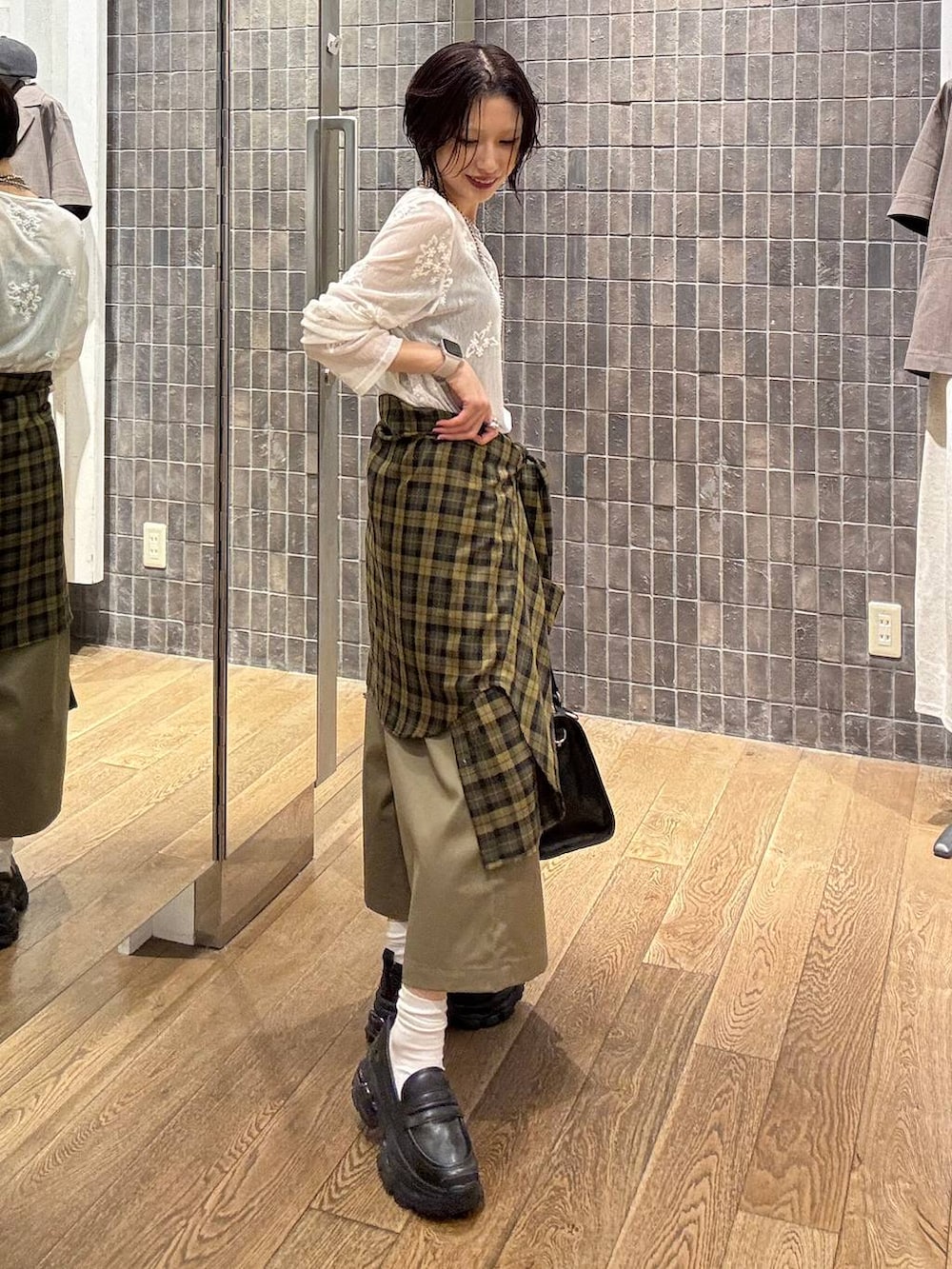 イエロー系のシャツ/ブラウス、ホワイト系のTシャツ/カットソー、ベージュ系のその他パンツを着用したレディースの秋コーディネートの5枚目の写真