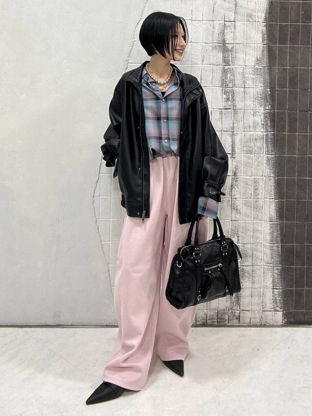 ブルー系のシャツ/ブラウス、ブラック系のボストンバッグ、ブラック系のパンプスを着用したレディースの冬コーディネートの4枚目の写真