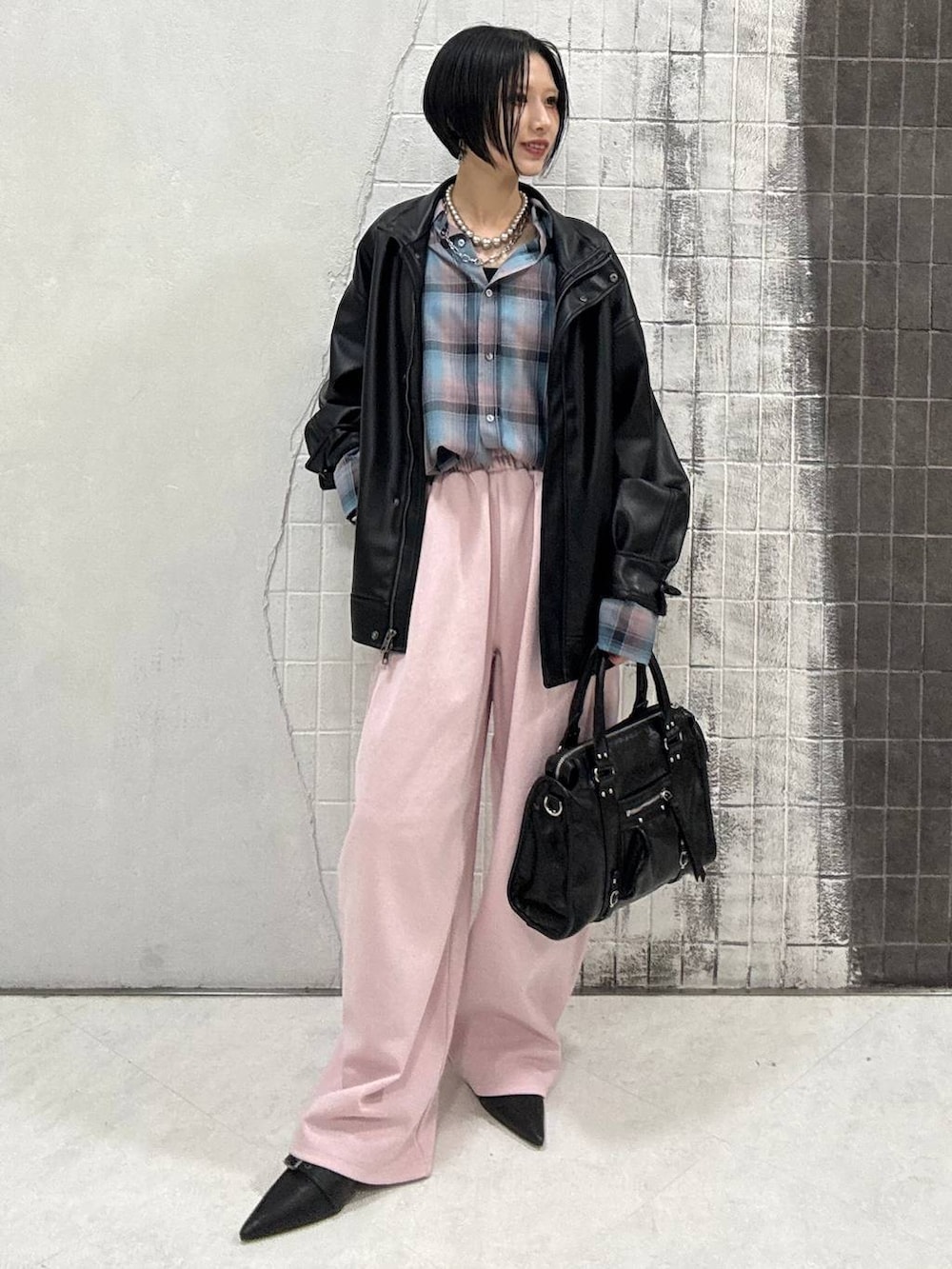 ブルー系のシャツ/ブラウス、ブラック系のボストンバッグ、ブラック系のパンプスを着用したレディースの冬コーディネートの6枚目の写真