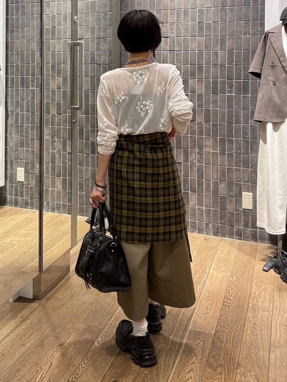 イエロー系のシャツ/ブラウス、ホワイト系のTシャツ/カットソー、ベージュ系のその他パンツを着用したレディースの秋コーディネートの7枚目の写真