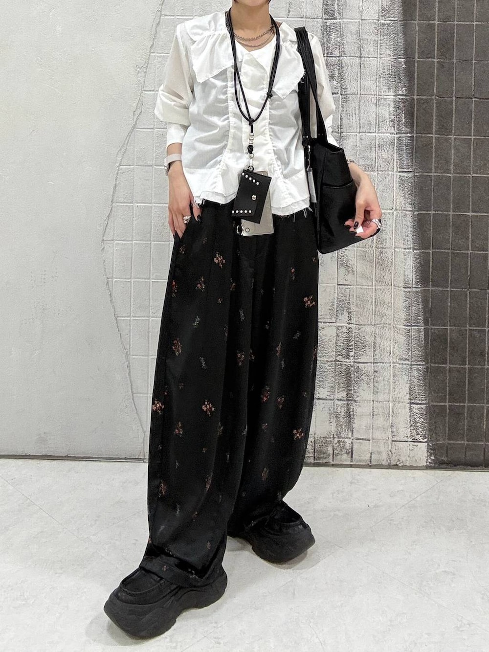 ブラック系のローファー、ブラック系のトートバッグ、ブラック系のその他パンツを着用したレディースの春コーディネートの3枚目の写真