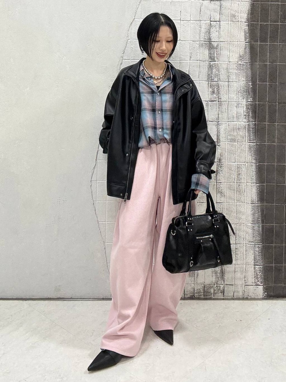 ブルー系のシャツ/ブラウス、ブラック系のボストンバッグ、ブラック系のパンプスを着用したレディースの冬コーディネートの2枚目の写真