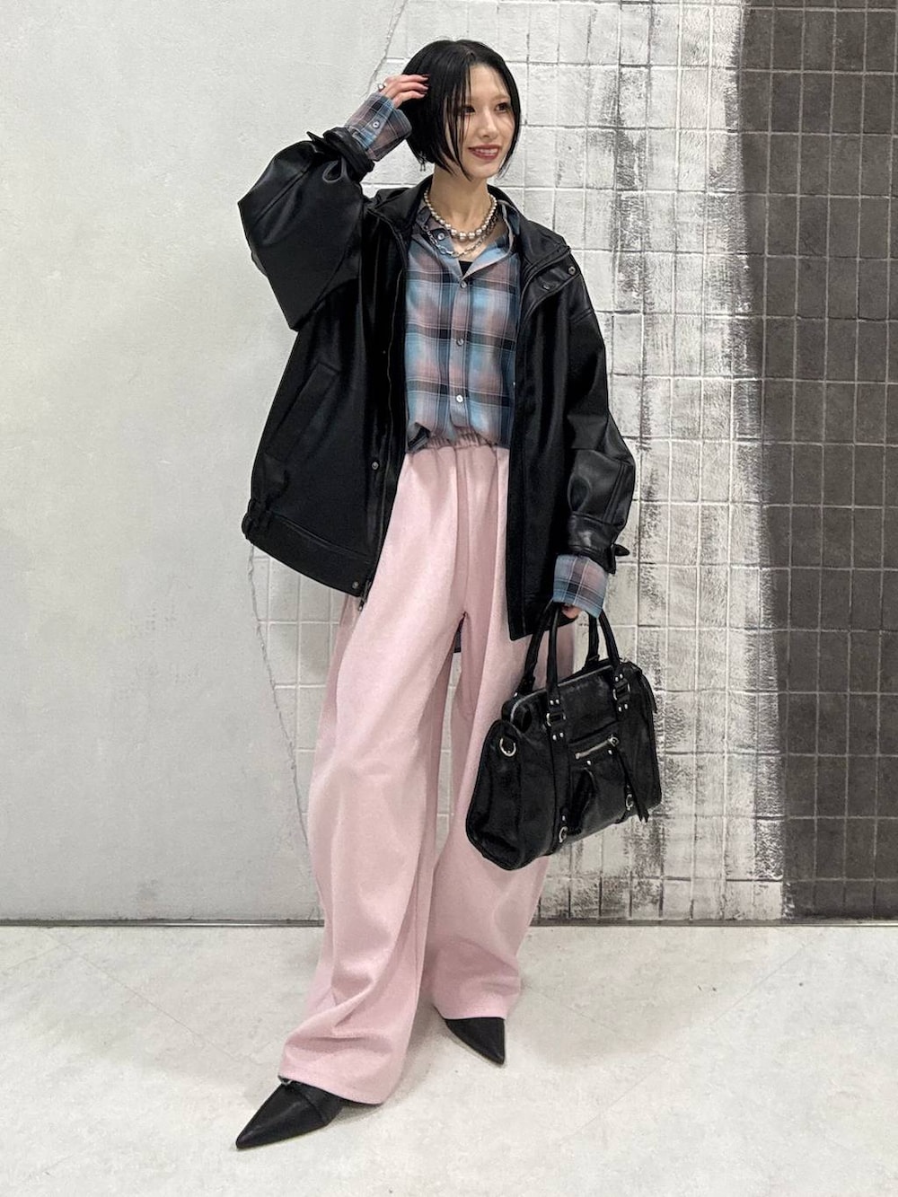 ブルー系のシャツ/ブラウス、ブラック系のボストンバッグ、ブラック系のパンプスを着用したレディースの冬コーディネートの5枚目の写真