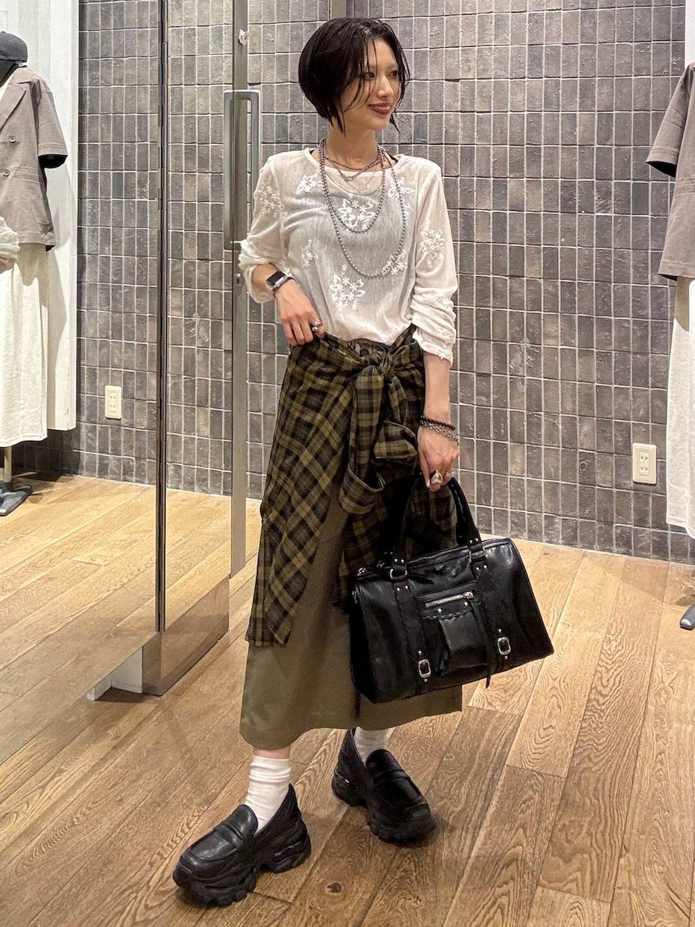 イエロー系のシャツ/ブラウス、ホワイト系のTシャツ/カットソー、ベージュ系のその他パンツを着用したレディースの秋コーディネートの4枚目の写真