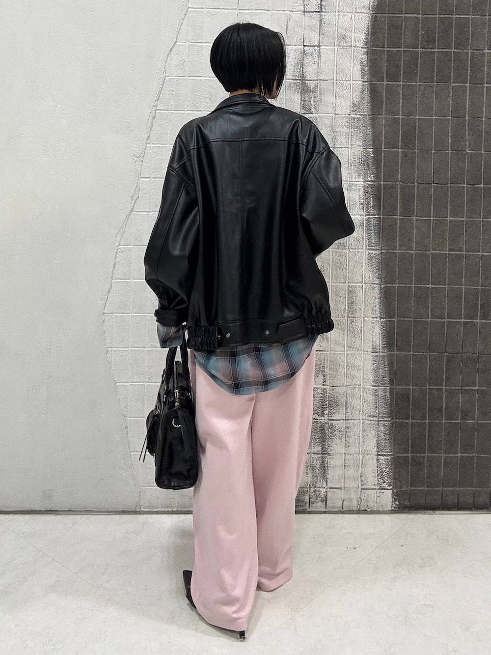 ブルー系のシャツ/ブラウス、ブラック系のボストンバッグ、ブラック系のパンプスを着用したレディースの冬コーディネートの10枚目の写真