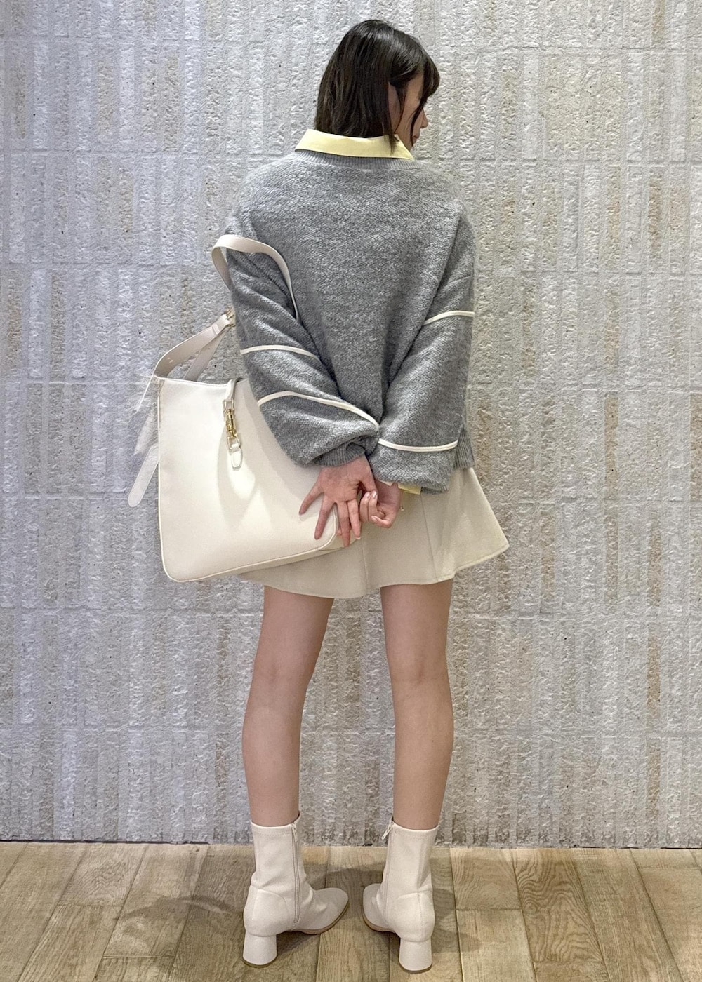 「イエロー、2way、リボン、刺繍、グレー、ニット、A4サイズ対応、キナリ、フレアスカート、ショートブーツ、初春コーデ、春コーデ、デートコーデ、お出かけコーデ、旅行コーデ」｜「VISの【A4収納】ホーボーバッグ（トートバッグ、ホワイト系）」を使った、あおいさん（レディース・158cm）の冬コーディネートの3枚目の写真