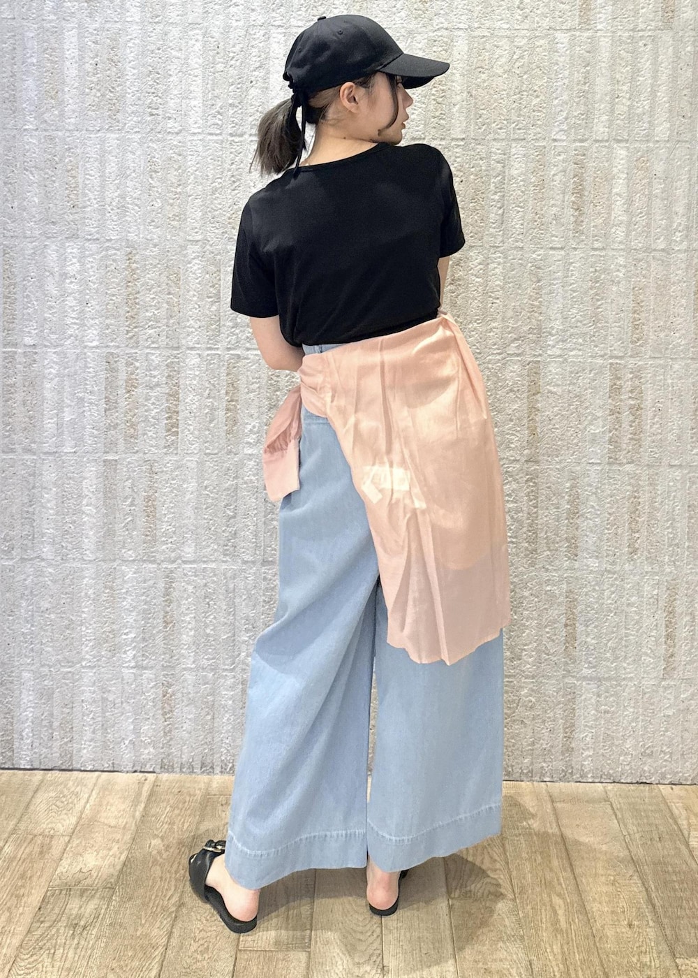 「ドレープ、デニム、ワイドパンツ、シアーシャツ、サックス、リボン、ワンハンドル、ロゴ、ゴールド、フラット、初春コーデ、春コーデ、初夏コーデ、夏コーデ、運動会コーデ」｜「VISの【セレモニー/通勤対応】【新色追加】ハンドルリボンワンショルダーバッグ（ハンドバッグ、ブラック系）」を使った、あおいさん（レディース・158cm）の夏コーディネートの3枚目の写真