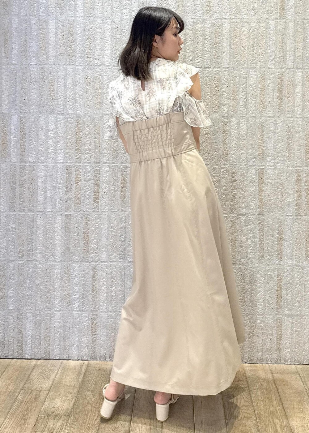 「シアーチェック、ブルー、チェック、ショルダー、2way、POLO、ロゴ、カップ付きインナー、ハートバック、カゴバック、肩紐調整、初春コーデ、春コーデ、初夏コーデ、夏コーデ」｜「VISの【選べる着丈】カップ付きロゴ刺繍Wストラップキャミソール【洗える】（キャミソール、ホワイト系）」を使った、あおいさん（レディース・158cm）の夏コーディネートの3枚目の写真