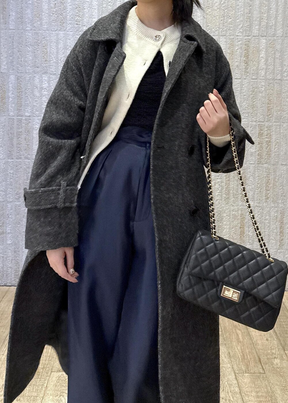 「尾州コート、ウール、グレー、ロングコート、イエロー、ラメ、ハート、カップ付きインナー、光沢、ネイビー、ワイド、ブラック、キルティング、初冬コーデ、冬コーデ」｜「VISの【選べる着丈】カップ付きロゴ刺繍Wストラップキャミソール【洗える】（キャミソール、ブラック系）」を使った、あおいさん（レディース・158cm）の冬コーディネートの5枚目の写真