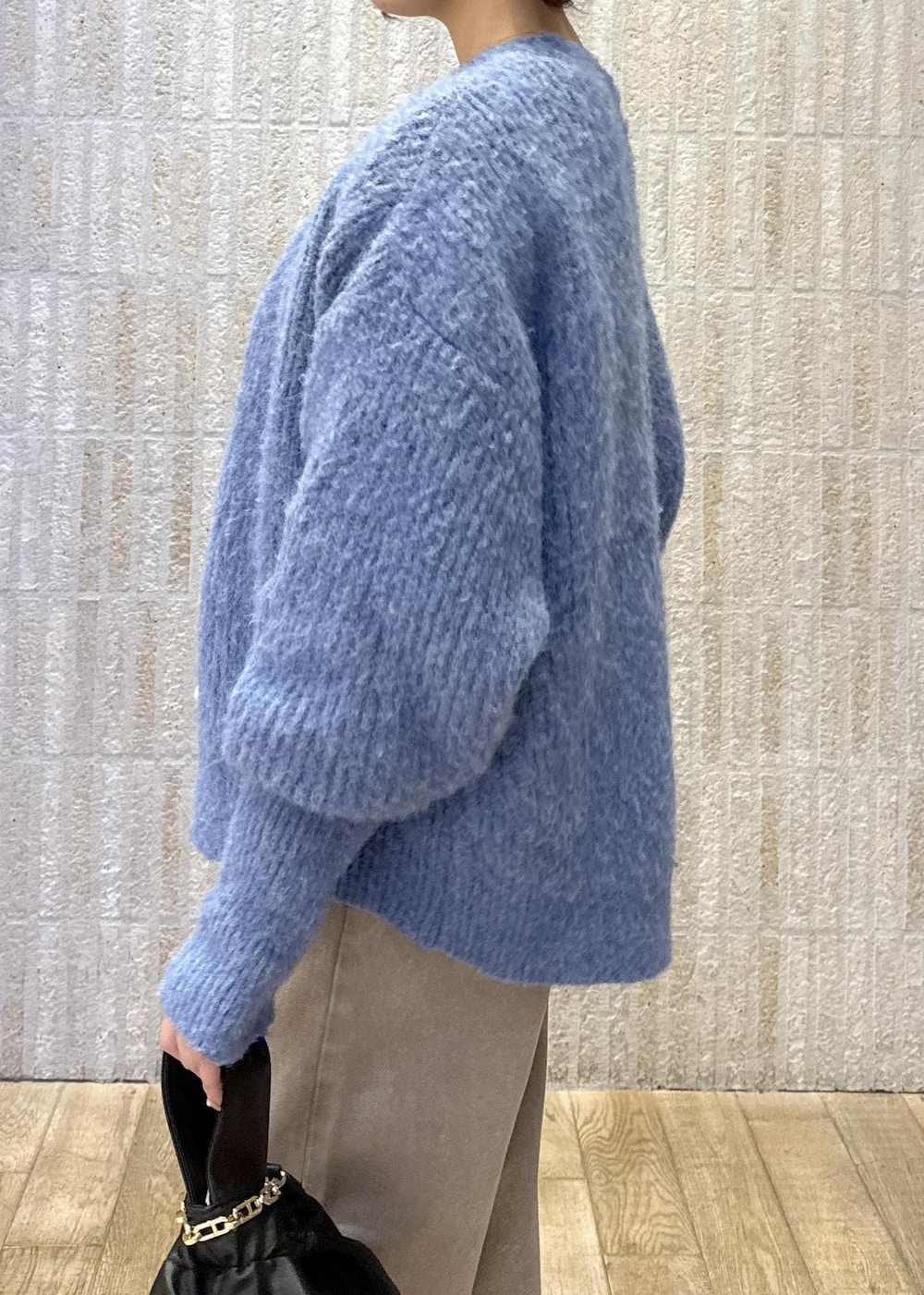 「パール、ブルー、ラメ、ニット、グレー、シルバー、ブラウン、カラーデニム、ワイドパンツ、バック、2way、ショートブーツ、ブラック、秋コーデ、初冬コーデ」｜「VISのチェーン付きワンハンドルバッグ（ハンドバッグ、ブラック系）」を使った、あおいさん（レディース・158cm）の冬コーディネートの6枚目の写真