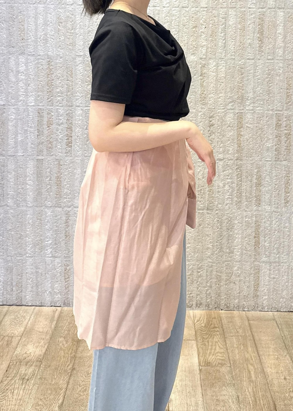 「ドレープ、デニム、ワイドパンツ、シアーシャツ、サックス、リボン、ワンハンドル、ロゴ、ゴールド、フラット、初春コーデ、春コーデ、初夏コーデ、夏コーデ、運動会コーデ」｜「VISの【セレモニー/通勤対応】【新色追加】ハンドルリボンワンショルダーバッグ（ハンドバッグ、ブラック系）」を使った、あおいさん（レディース・158cm）の夏コーディネートの8枚目の写真