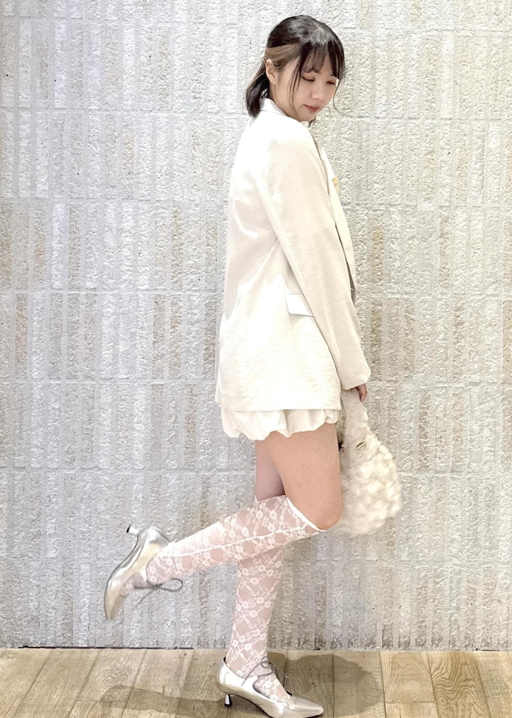「ボタン、短丈、洗える、キナリ、透け感、バルーンスカート、バルーン、バラ、バック、リボンパンプス、ヒール、初春コーデ、春コーデ、デートコーデ、お出かけコーデ」｜「Juzeのリボンヒールパンプス（パンプス、シルバー系）」を使った、あおいさん（レディース・158cm）の春コーディネートの3枚目の写真