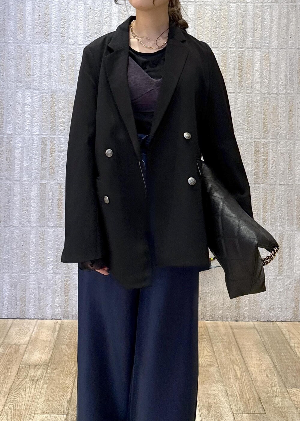 「シアー、リボン、ブラック、ミラ、ブラ、ネイビー、ジャケット、ウーリッシュ、ゴールド、ワイドパンツ、光沢、ショートブーツ、キルティング、クラッチバッグ、秋コーデ」｜「Juzeのストレッチヒールショートブーツ（ブーツ、ブラック系）」を使った、あおいさん（レディース・158cm）の冬コーディネートの8枚目の写真