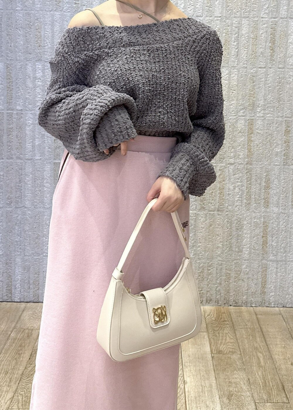 「カップ付きインナー、斜めストラップ、2way、ポコポコニット、グレー、converse、Ｉライン、ライン、オフショル、ワンハンドル、ロゴ、ゴールド、シルバー、ハート、リボン」｜「VISの【新色追加】ハンドルリボンワンショルダーバッグ（ハンドバッグ、ホワイト系）」を使った、あおいさん（レディース・158cm）の冬コーディネートの6枚目の写真