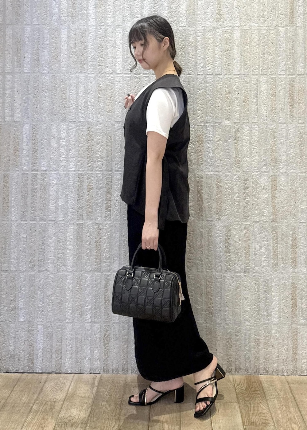 「ドレープ、ジレ、ウエストマーク、麻、ジャガード、タイトスカート、ロング、Ｉライン、ショルダー、2way、初春コーデ、春コーデ、初夏コーデ、夏コーデ、デートコーデ」｜「VISの【追加】【2WAY】ハートチャームつきボストンバッグ（ショルダーバッグ、ブラック系）」を使った、あおいさん（レディース・158cm）の夏コーディネートの2枚目の写真