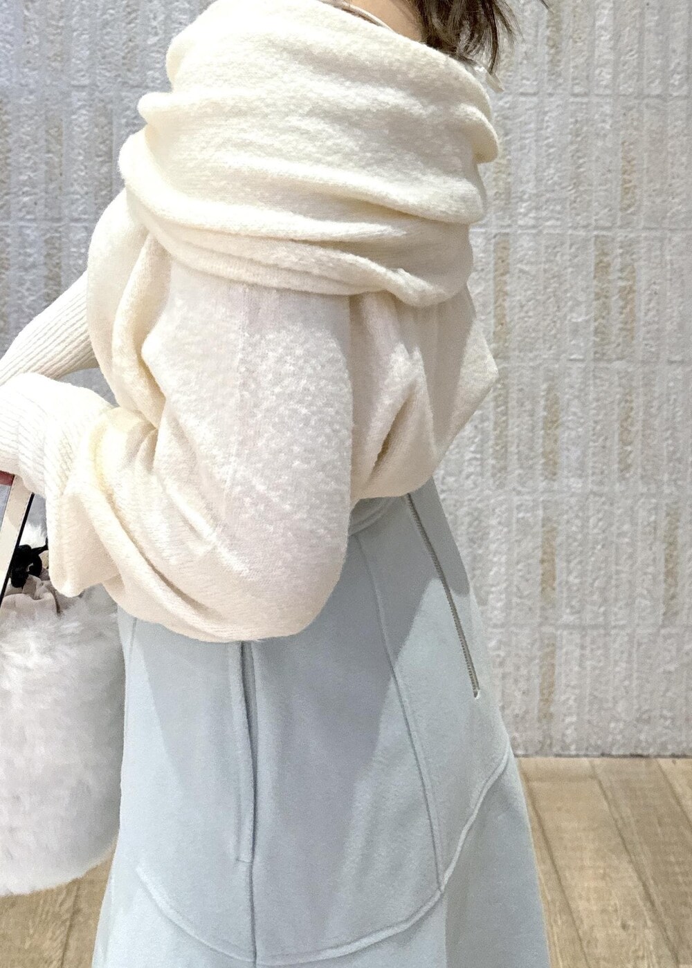 「カップ付きインナー、キナリ、オフホワイト、オフショル、肌見せ、フレア、ミントグリーン、ベレー帽、ファー、ショートブーツ、初秋コーデ、秋コーデ、デートコーデ、お出かけコーデ、推し活コーデ」｜「VISのベーシックウールベレー帽（ハンチング/ベレー帽、ホワイト系）」を使った、あおいさん（レディース・158cm）の秋コーディネートの7枚目の写真