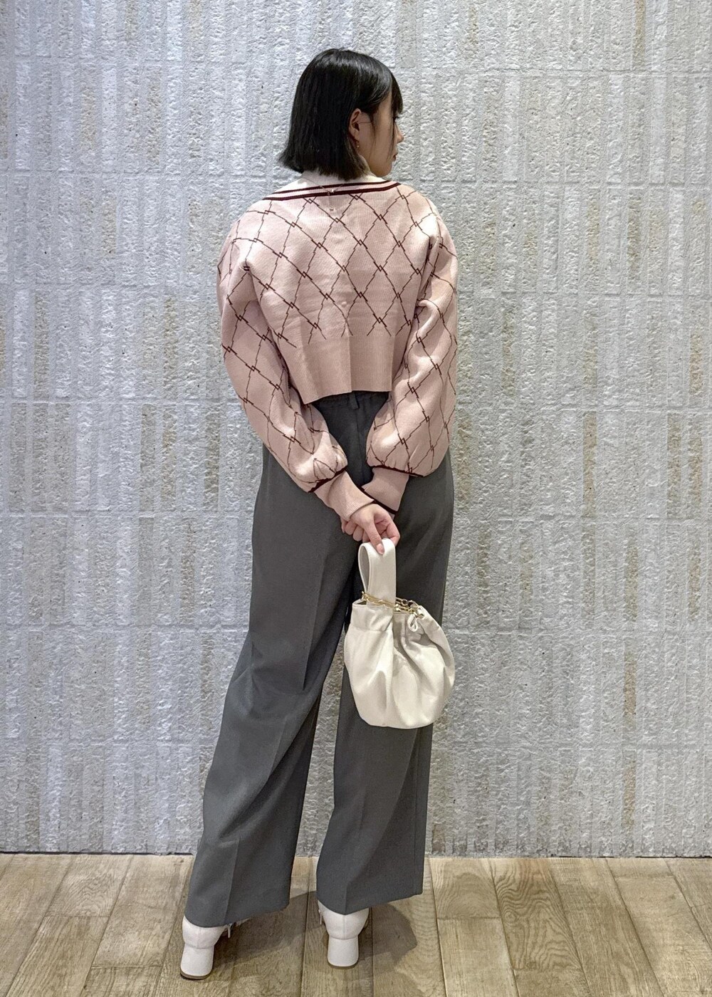 「モノグラム柄、ピンク、レッド、短丈、フェザー、シアー、タートルネック、ホワイト、ワイドパンツ、ウーリッシュ、洗える、グレー、チェーン付き、ゴールド、ショートブーツ」｜「VISのチェーン付きワンハンドルバッグ（ハンドバッグ、ホワイト系）」を使った、あおいさん（レディース・158cm）の冬コーディネートの3枚目の写真