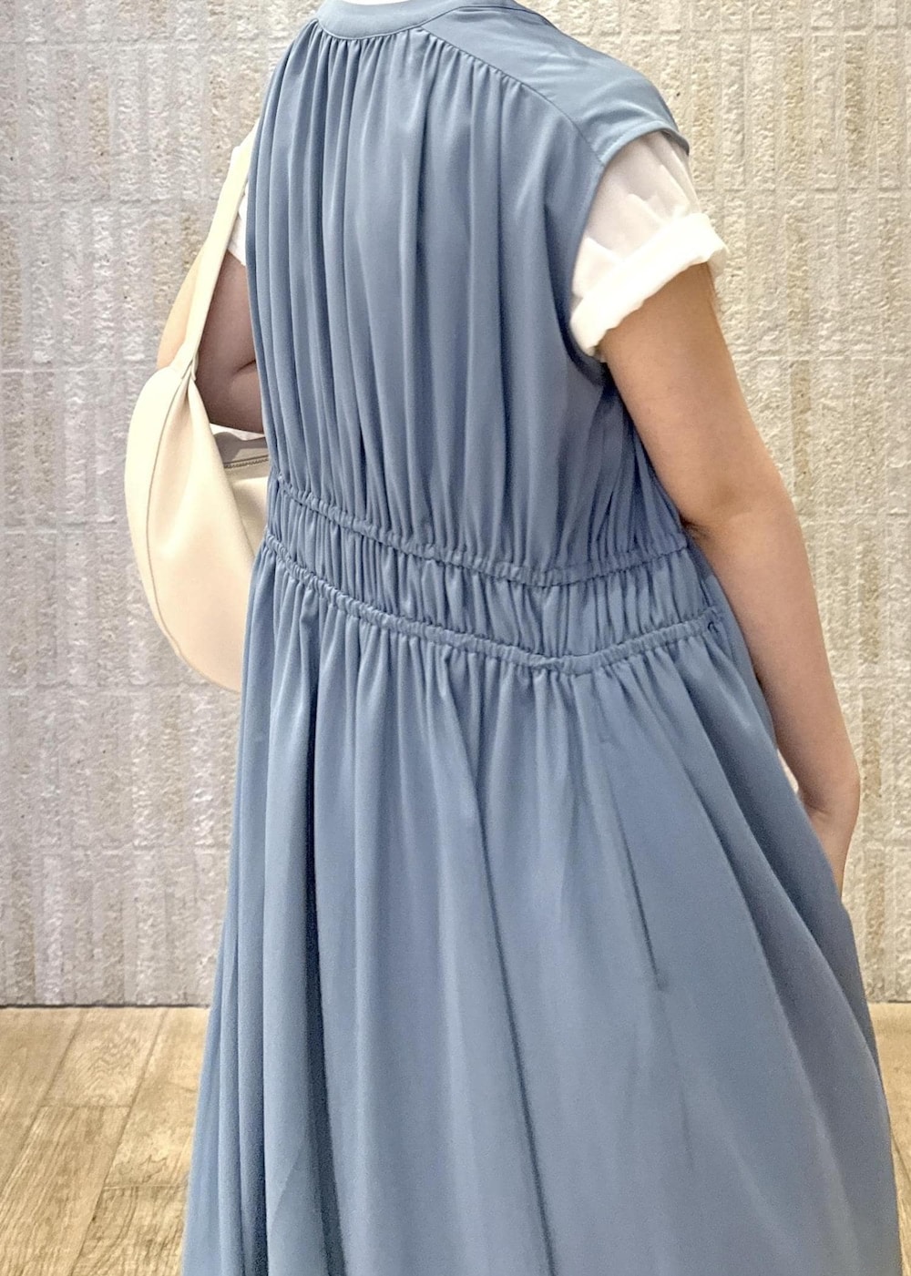 「ロゴ、ジレ、ロング、フラワー、洗える、シワ防止、初春コーデ、春コーデ、初夏コーデ、夏コーデ、デートコーデ、お出かけコーデ、旅行コーデ、女子会コーデ、レイヤード」｜「VISのフロント斜めポケットショルダー（ショルダーバッグ、ホワイト系）」を使った、あおいさん（レディース・158cm）の春コーディネートの8枚目の写真