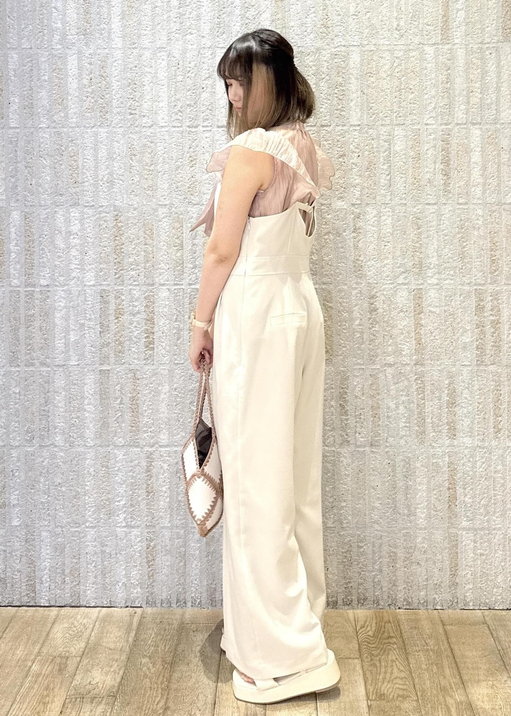 「リボン、2way、カップ付きインナー、ロゴ、厚底、初春コーデ、春コーデ、初夏コーデ、夏コーデ、デートコーデ、お出かけコーデ、推し活コーデ、女子会コーデ、パンツスタイル、カジュアルコーデ」｜「VISの【選べる着丈】カップ付きロゴ刺繍Wストラップキャミソール【洗える】（キャミソール、ホワイト系）」を使った、あおいさん（レディース・158cm）の春コーディネートの2枚目の写真