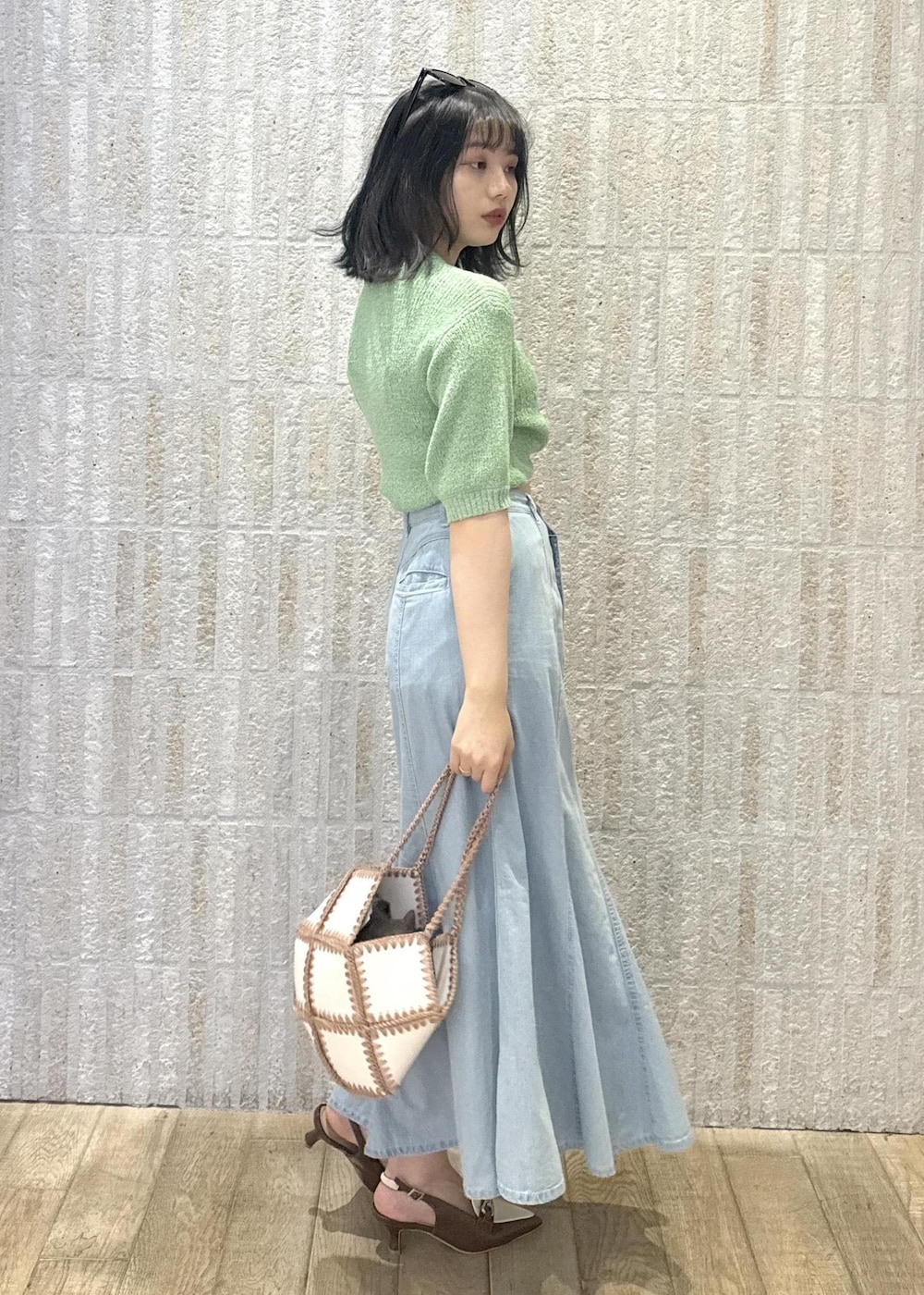 「サマーニット、カップ付きインナー、フレア、マーメイド、デニム、ローファー、ヒール、初春コーデ、春コーデ、初夏コーデ、夏コーデ、デートコーデ、お出かけコーデ、旅行コーデ、フェスコーデ」｜「VISの【洗える】チューブトップキャミソール（キャミソール、ホワイト系）」を使った、あおいさん（レディース・158cm）の春コーディネートの4枚目の写真
