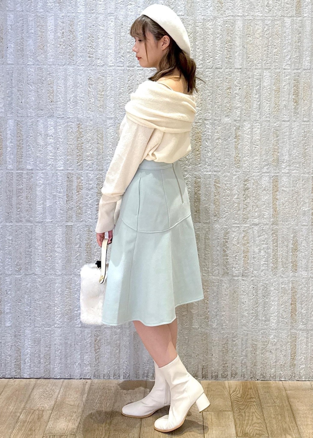 「カップ付きインナー、キナリ、オフホワイト、オフショル、肌見せ、フレア、ミントグリーン、ベレー帽、ファー、ショートブーツ、初秋コーデ、秋コーデ、デートコーデ、お出かけコーデ、推し活コーデ」｜「VISのベーシックウールベレー帽（ハンチング/ベレー帽、ホワイト系）」を使った、あおいさん（レディース・158cm）の秋コーディネートの2枚目の写真