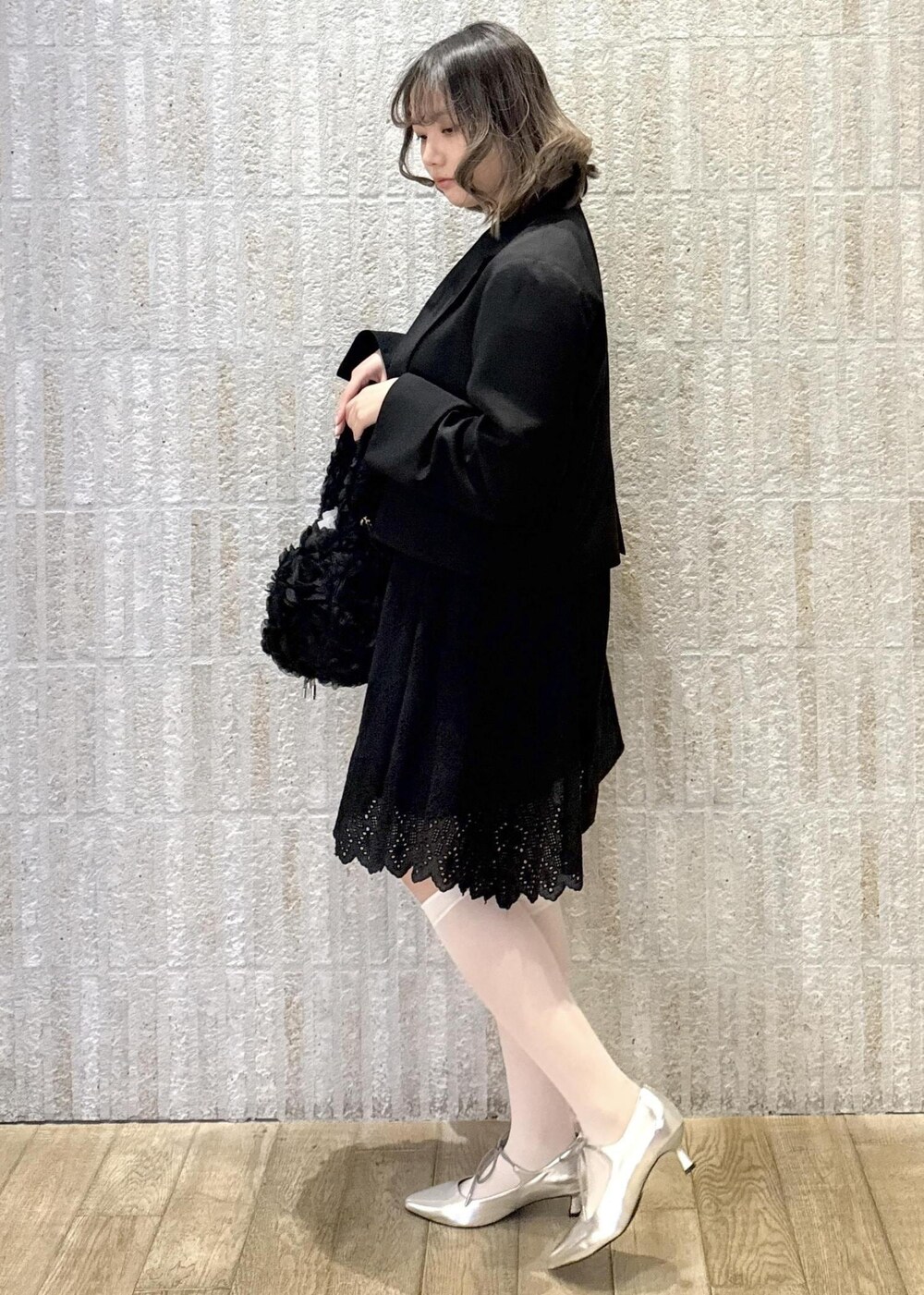 「カップ付きインナー、ロゴ、レース柄、キャミワンピ、レース、単丈、洗える、フラワー、バラモチーフ、バック、調整可能、くま、ハート、りぼん、リボン」｜「VISの【選べる着丈】カップ付きロゴ刺繍Wストラップキャミソール【洗える】（キャミソール、ブラック系）」を使った、あおいさん（レディース・158cm）の春コーディネートの2枚目の写真