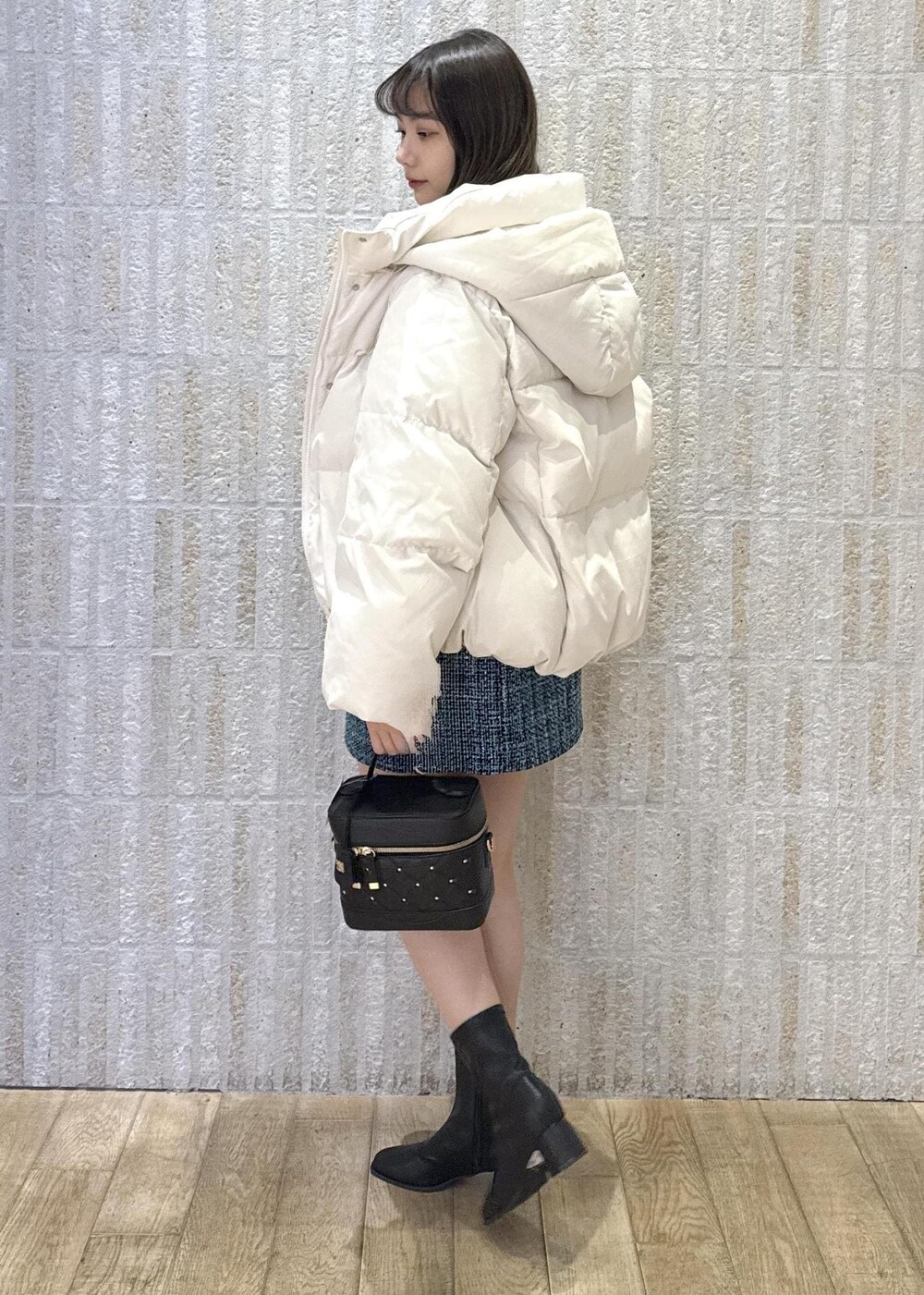 「ダウン、ホワイト、セットアイテム、カーディガン、ビスチェ付き、ミニ丈、バニティ、ターコイズ、ゴールド、キルティング、ショートブーツ、初冬コーデ、冬コーデ、デートコーデ、お出かけコーデ」｜「Juzeのストレッチヒールショートブーツ（ブーツ、ブラック系）」を使った、あおいさん（レディース・158cm）の冬コーディネートの2枚目の写真