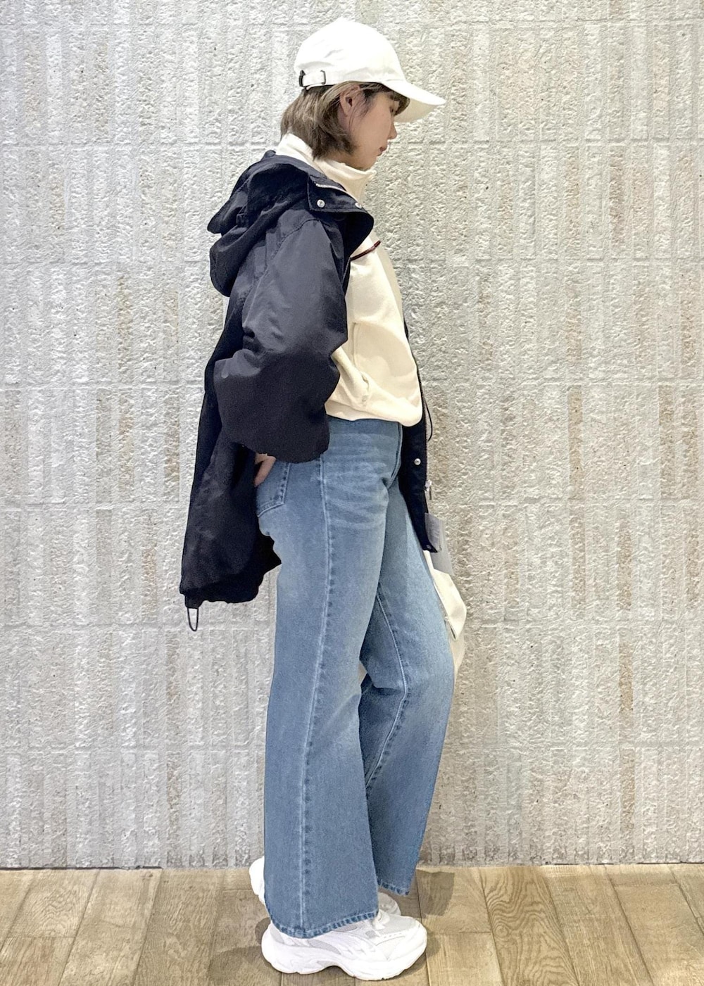 「ツイル、ロゴ、ロゴ刺繍、CONVERSE、ライン、キナリ、セットアップ対応、撥水加工、花粉ガード、フレアデニム、厚底スニーカー、PUMA、リボン、初春コーデ、春コーデ」｜「VISの【定番人気】【撥水/花粉ガード】ウエストドロストマウンテンパーカー（マウンテンパーカー、ブルー系）」を使った、あおいさん（レディース・158cm）の春コーディネートの4枚目の写真