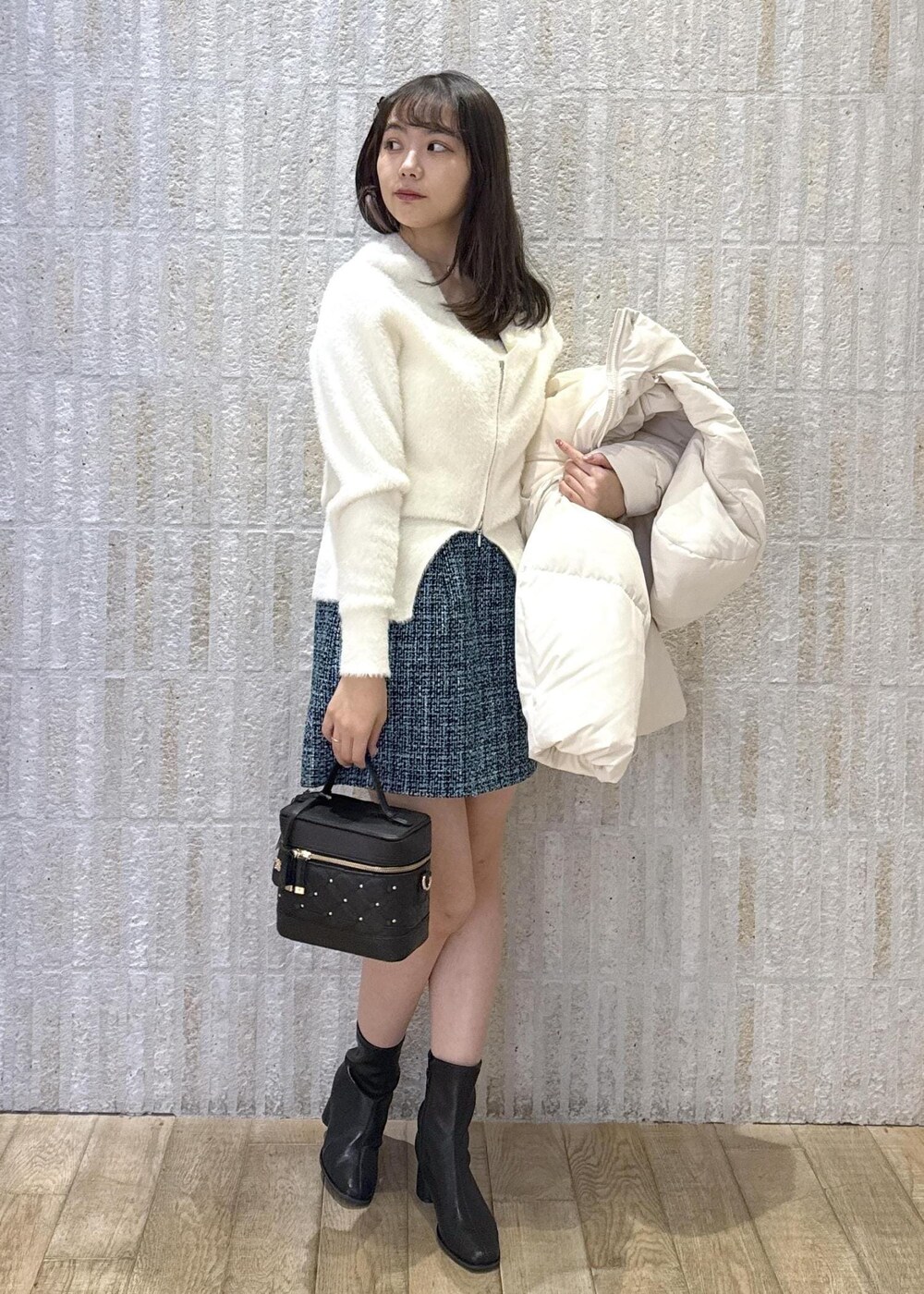 「ダウン、ホワイト、セットアイテム、カーディガン、ビスチェ付き、ミニ丈、バニティ、ターコイズ、ゴールド、キルティング、ショートブーツ、初冬コーデ、冬コーデ、デートコーデ、お出かけコーデ」｜「Juzeのストレッチヒールショートブーツ（ブーツ、ブラック系）」を使った、あおいさん（レディース・158cm）の冬コーディネートの8枚目の写真