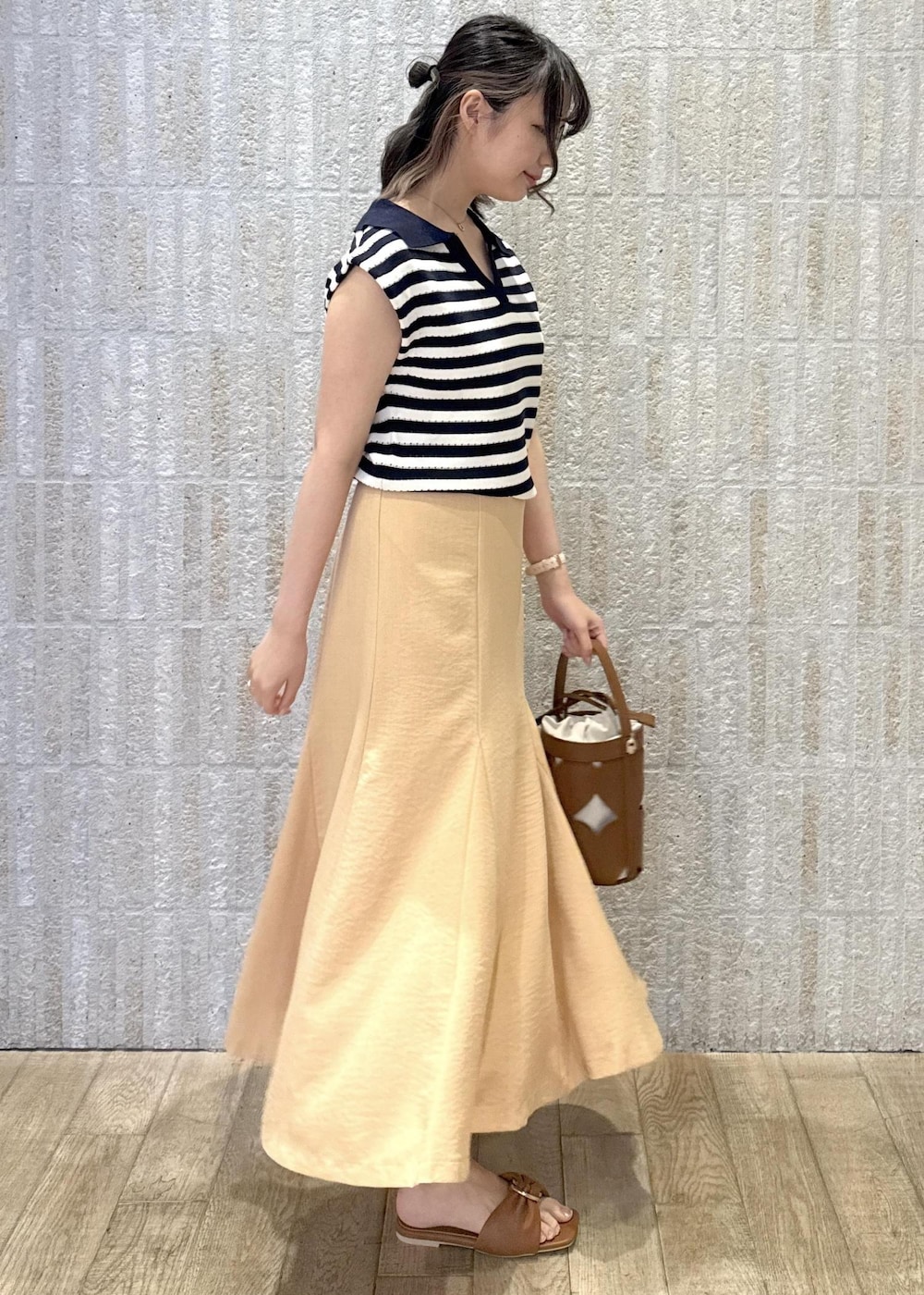 「カップ付きインナー、スキッパー開き、フレア、マーメイド、ショルダー、ワンハンドル、2way、ゴールド、フラット、初春コーデ、春コーデ、初夏コーデ、夏コーデ、デートコーデ、お出かけコーデ」｜「VISの【選べる着丈】カップ付きロゴ刺繍Wストラップキャミソール【洗える】（キャミソール、ホワイト系）」を使った、あおいさん（レディース・158cm）の夏コーディネートの4枚目の写真