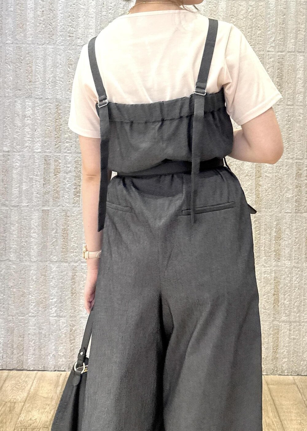「ドレープ、Tシャツ、半袖、オールインワン、デニム、ベルト付き、カゴバック、ハートバック、2way、フリル、厚底、初春コーデ、春コーデ、初夏コーデ、夏コーデ」｜「VISの28mm幅ダブルDバックルベルト（ベルト、ブラック系）」を使った、あおいさん（レディース・158cm）の夏コーディネートの5枚目の写真