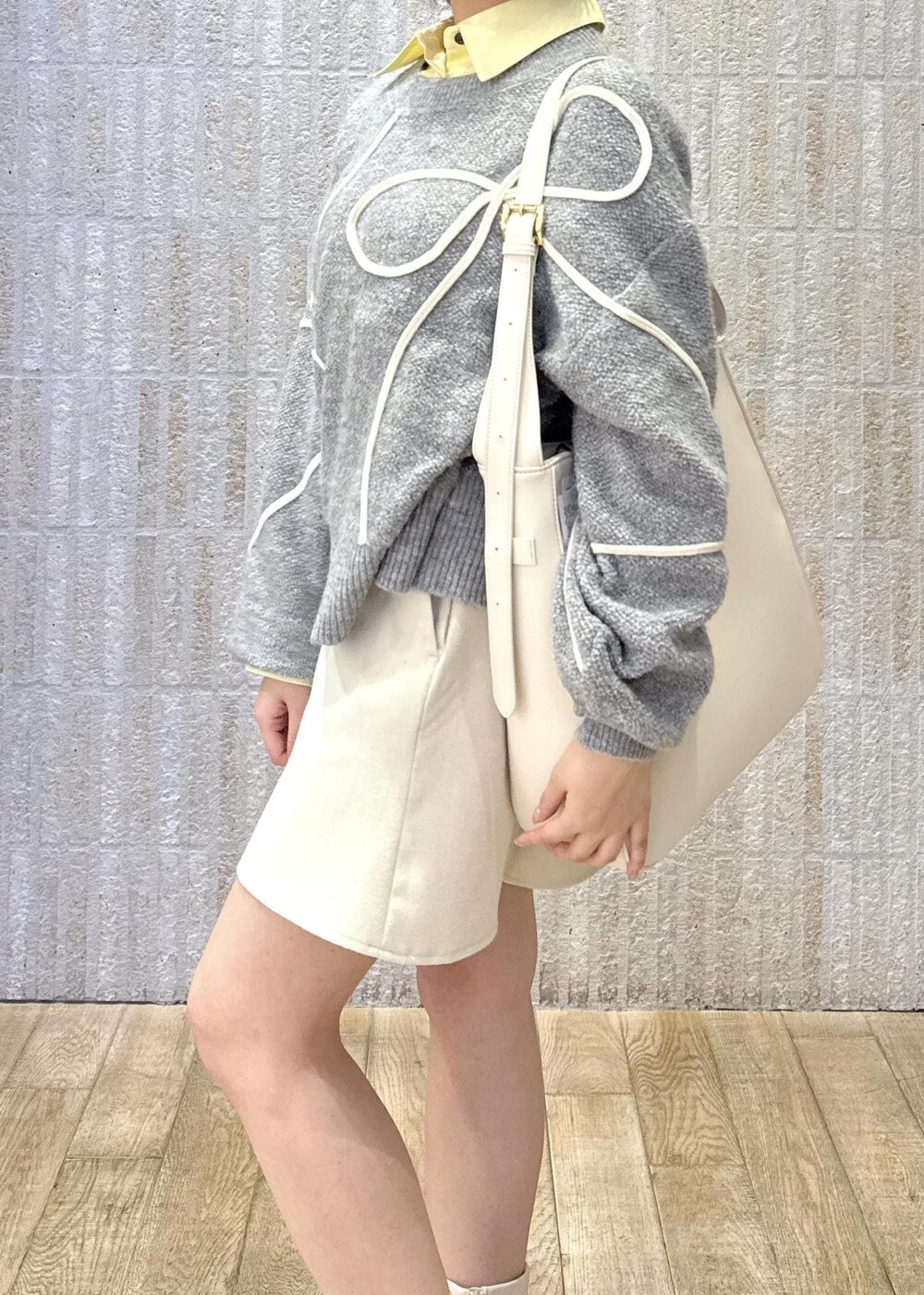 「イエロー、2way、リボン、刺繍、グレー、ニット、A4サイズ対応、キナリ、フレアスカート、ショートブーツ、初春コーデ、春コーデ、デートコーデ、お出かけコーデ、旅行コーデ」｜「VISの【A4収納】ホーボーバッグ（トートバッグ、ホワイト系）」を使った、あおいさん（レディース・158cm）の冬コーディネートの6枚目の写真