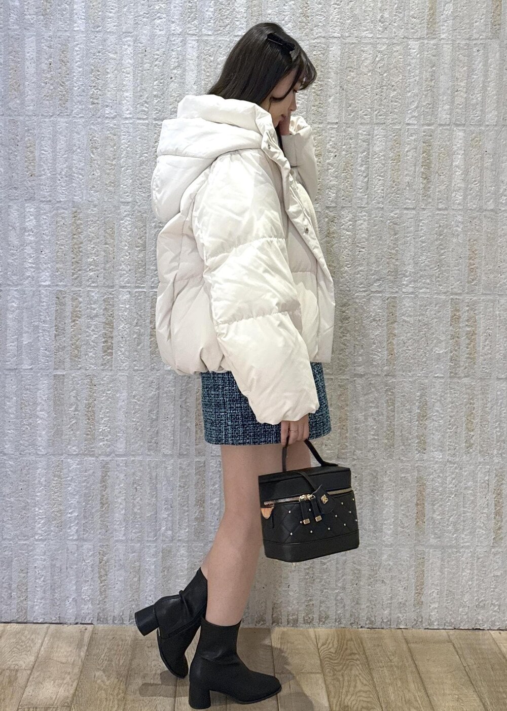 「ダウン、ホワイト、セットアイテム、カーディガン、ビスチェ付き、ミニ丈、バニティ、ターコイズ、ゴールド、キルティング、ショートブーツ、初冬コーデ、冬コーデ、デートコーデ、お出かけコーデ」｜「Juzeのストレッチヒールショートブーツ（ブーツ、ブラック系）」を使った、あおいさん（レディース・158cm）の冬コーディネートの4枚目の写真