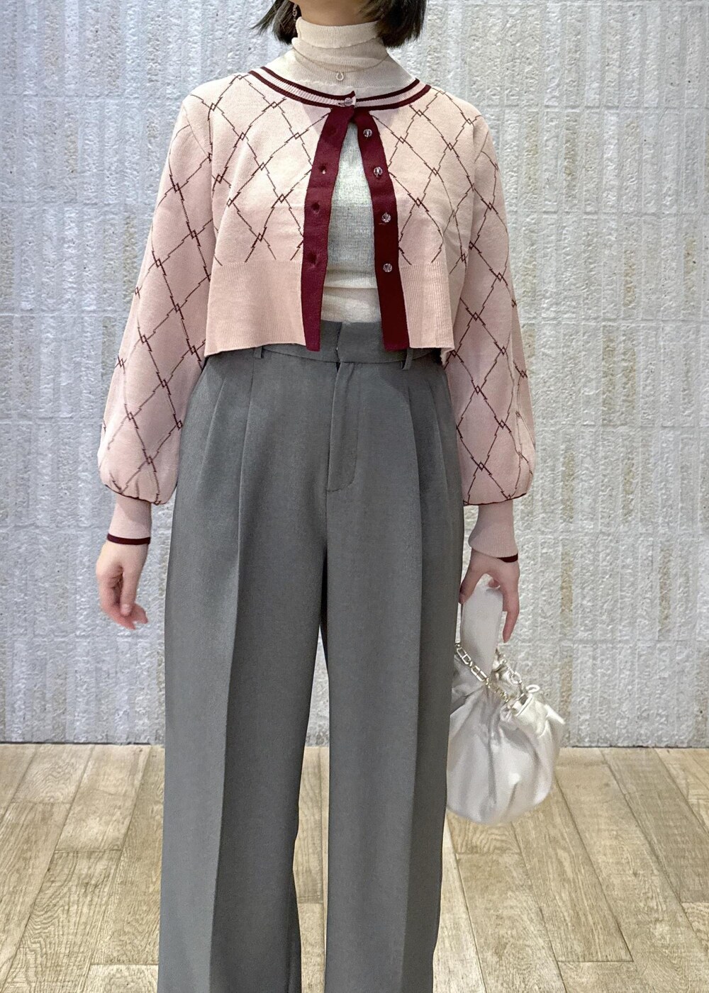 「モノグラム柄、ピンク、レッド、短丈、フェザー、シアー、タートルネック、ホワイト、ワイドパンツ、ウーリッシュ、洗える、グレー、チェーン付き、ゴールド、ショートブーツ」｜「VISのチェーン付きワンハンドルバッグ（ハンドバッグ、ホワイト系）」を使った、あおいさん（レディース・158cm）の冬コーディネートの5枚目の写真