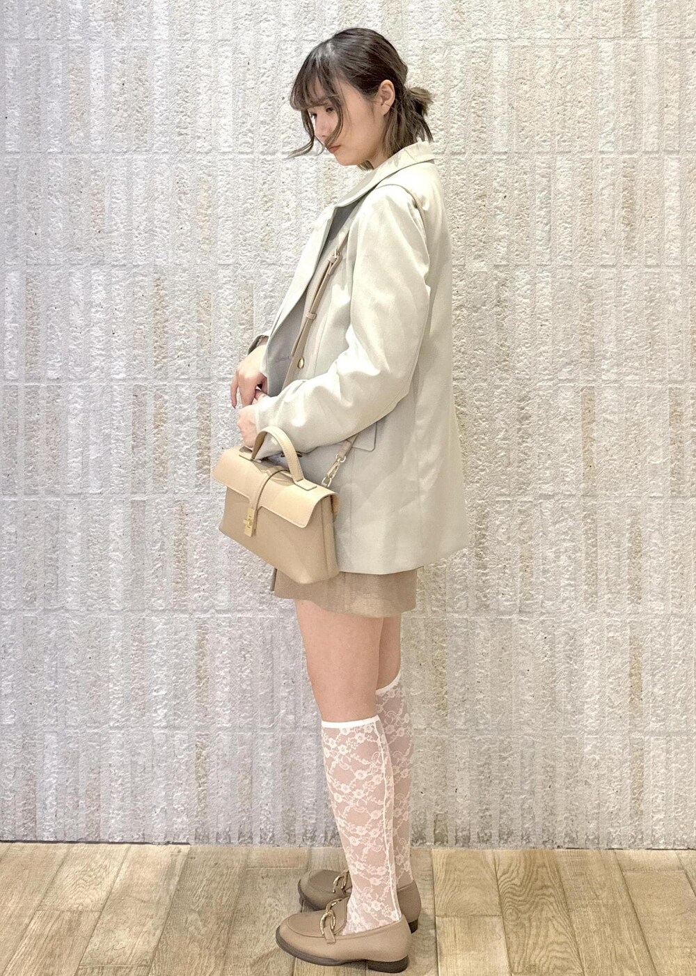 「ボウタイブラウス、リボン、コンフォート、プリーツ、ワンハンドル、洗える、シワ防止、初春コーデ、春コーデ、デートコーデ、お出かけコーデ、女子会コーデ、レイヤード、パンツスタイル、VIS」｜「VISの【セレモニー/通勤対応】【新色追加】ひねり金具ワンハンドルミニショルダーバッグ（ショルダーバッグ、ベージュ系）」を使った、あおいさん（レディース・158cm）の春コーディネートの2枚目の写真