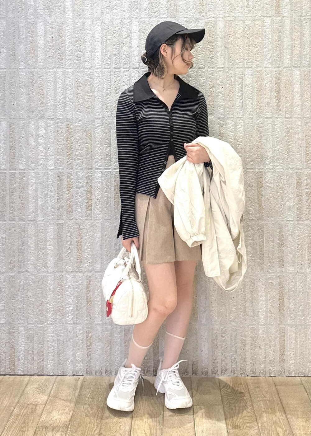 「ポロトップス、襟、撥水加工、花粉ガード、調整可能、ショートパンツ、フレアタック、サマーツイード、キャメル、ロゴ、UMBRO、小顔効果、チェーン、ハート、2way」｜「UMBROの【umbro】VIS別注コラボツイルキャップ（キャップ、ブラック系）」を使った、あおいさん（レディース・158cm）の春コーディネートの9枚目の写真
