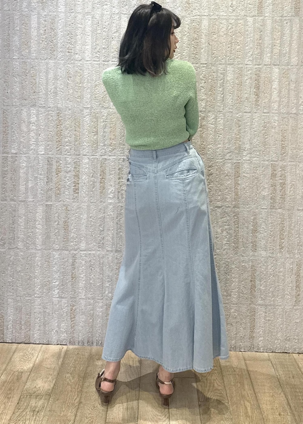 「サマーニット、カップ付きインナー、フレア、マーメイド、デニム、ローファー、ヒール、初春コーデ、春コーデ、初夏コーデ、夏コーデ、デートコーデ、お出かけコーデ、旅行コーデ、フェスコーデ」｜「VISの【洗える】チューブトップキャミソール（キャミソール、ホワイト系）」を使った、あおいさん（レディース・158cm）の春コーディネートの3枚目の写真